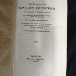 Sacrosanctum Concilium Tridentinum cum citationibus ex utroque testamento Juris pontificii constitutionibus, aliisque S. Rom. Eccl. Conciliis Ultima hac Edition quam absolutissimum Cui accedunt ad calcem XXVI juris antiqui constitutiones, quae nominatum ab hoc Concilio innovantur Nec non indices totius operis locupletissimi – Bassani 1827 Suis Typis Remondini edidit